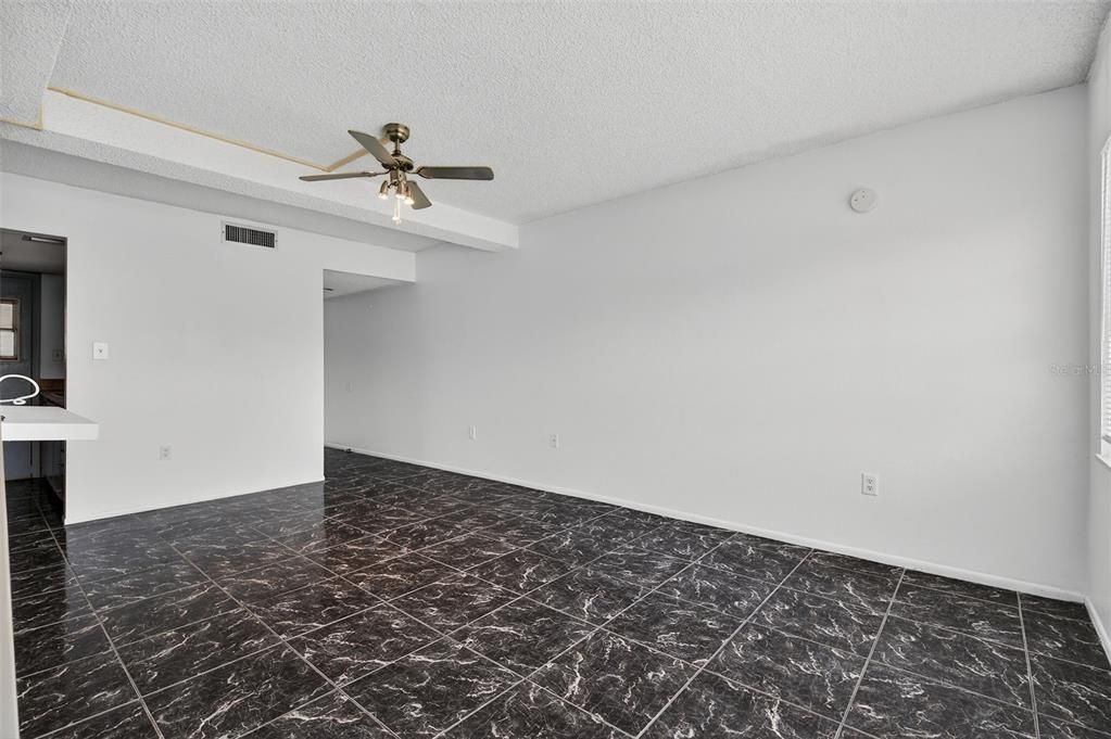 For Sale: $135,000 (1 beds, 1 baths, 725 Square Feet)