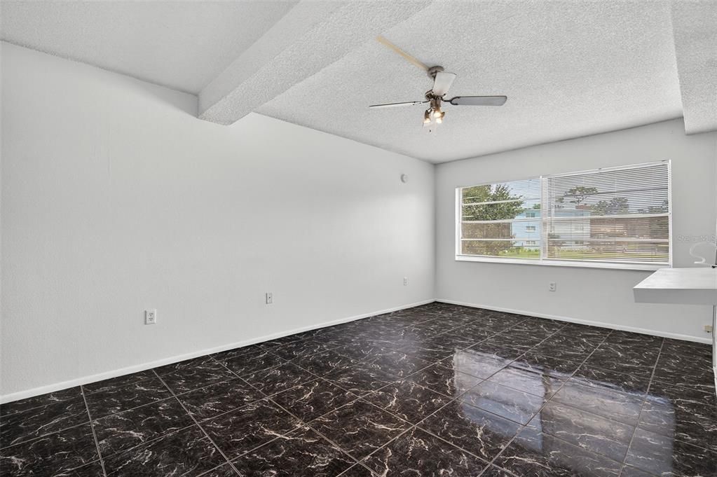 For Sale: $135,000 (1 beds, 1 baths, 725 Square Feet)