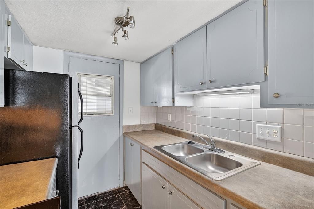 For Sale: $135,000 (1 beds, 1 baths, 725 Square Feet)