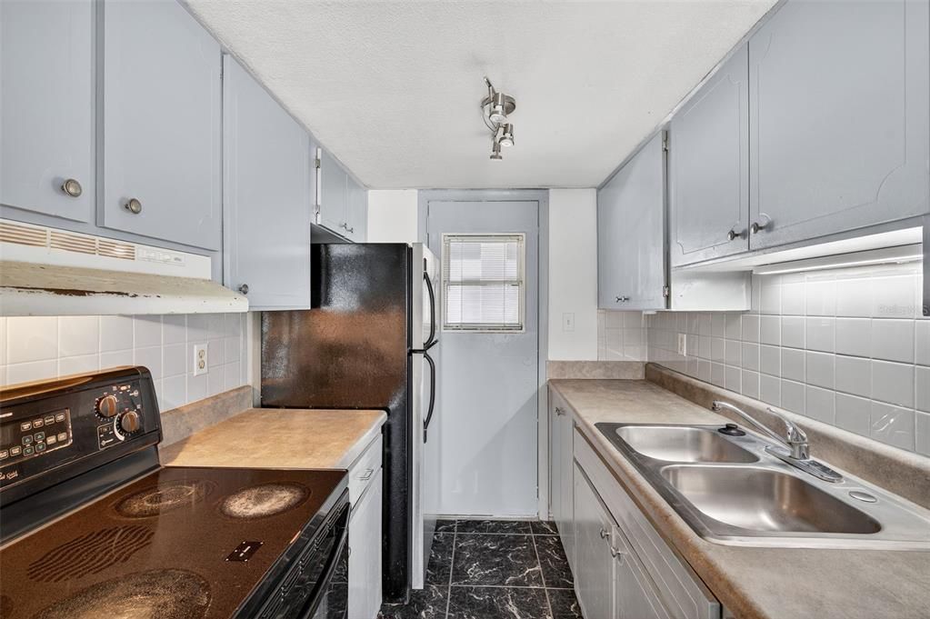 For Sale: $135,000 (1 beds, 1 baths, 725 Square Feet)