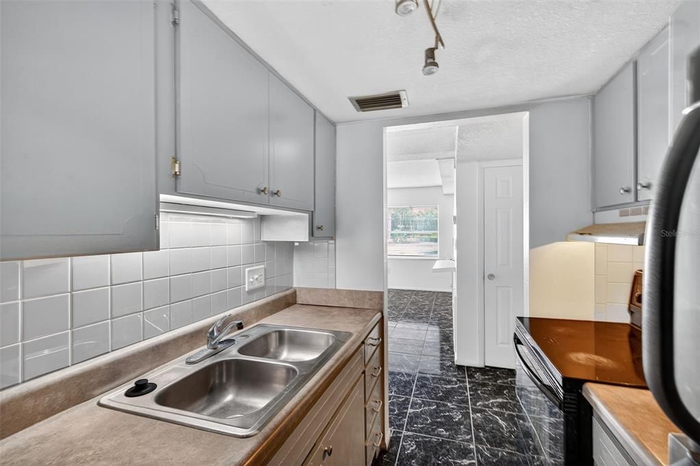 For Sale: $135,000 (1 beds, 1 baths, 725 Square Feet)