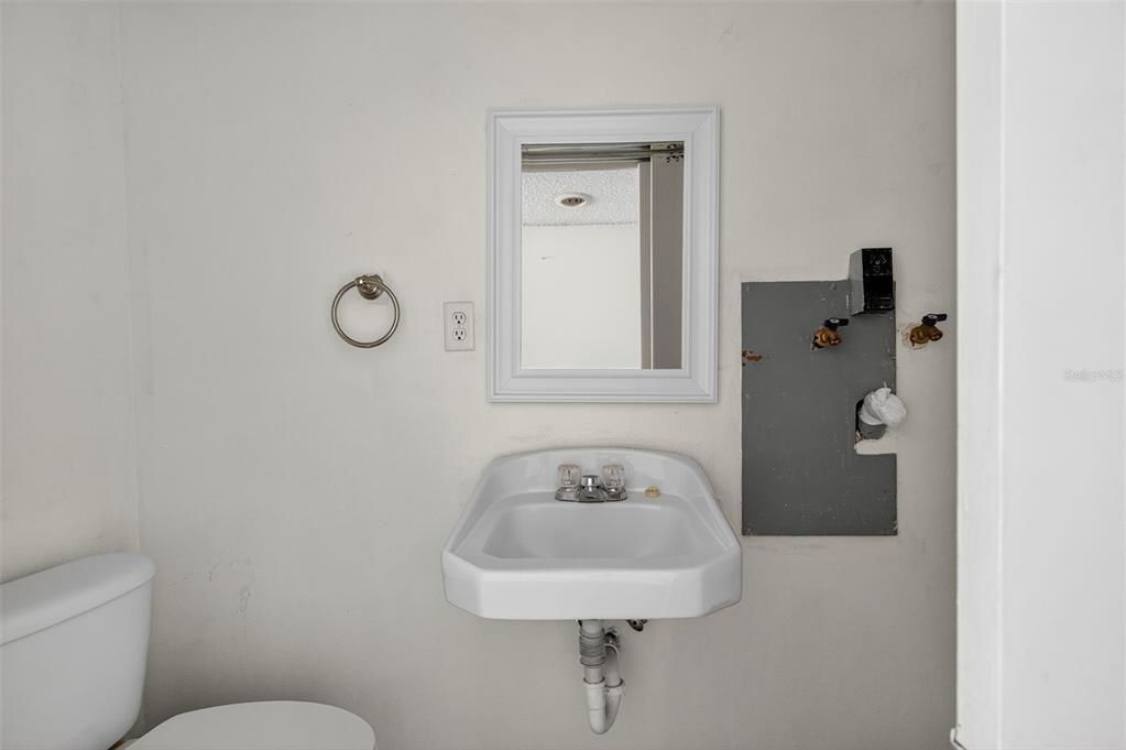 For Sale: $135,000 (1 beds, 1 baths, 725 Square Feet)