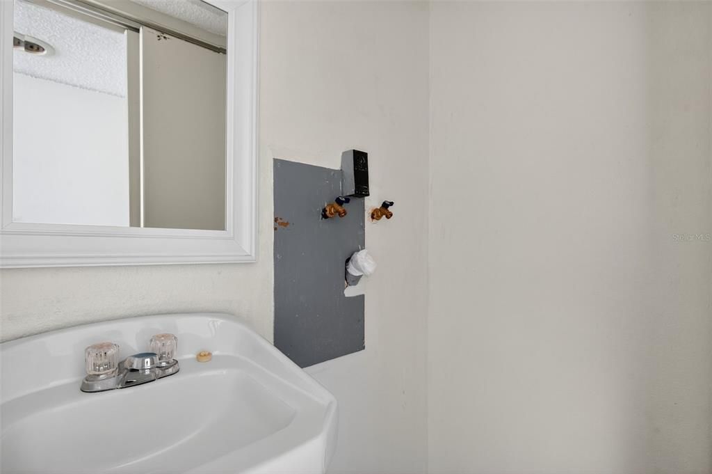 For Sale: $135,000 (1 beds, 1 baths, 725 Square Feet)