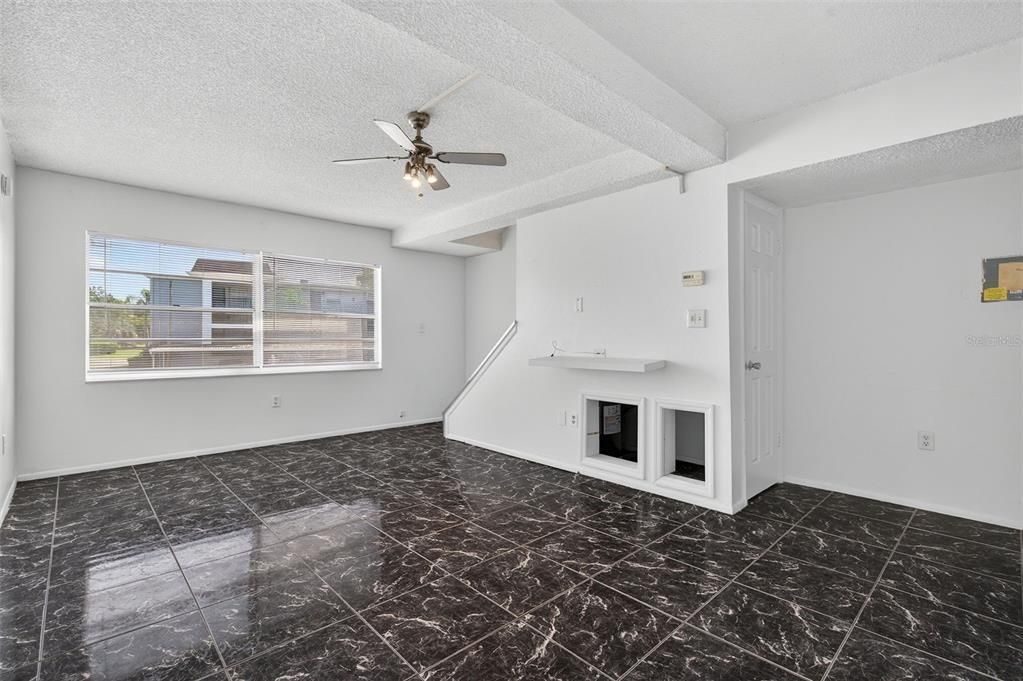 For Sale: $135,000 (1 beds, 1 baths, 725 Square Feet)