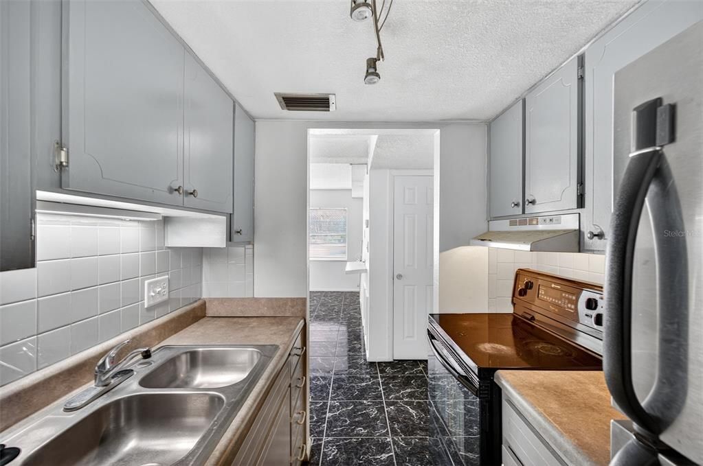 For Sale: $135,000 (1 beds, 1 baths, 725 Square Feet)