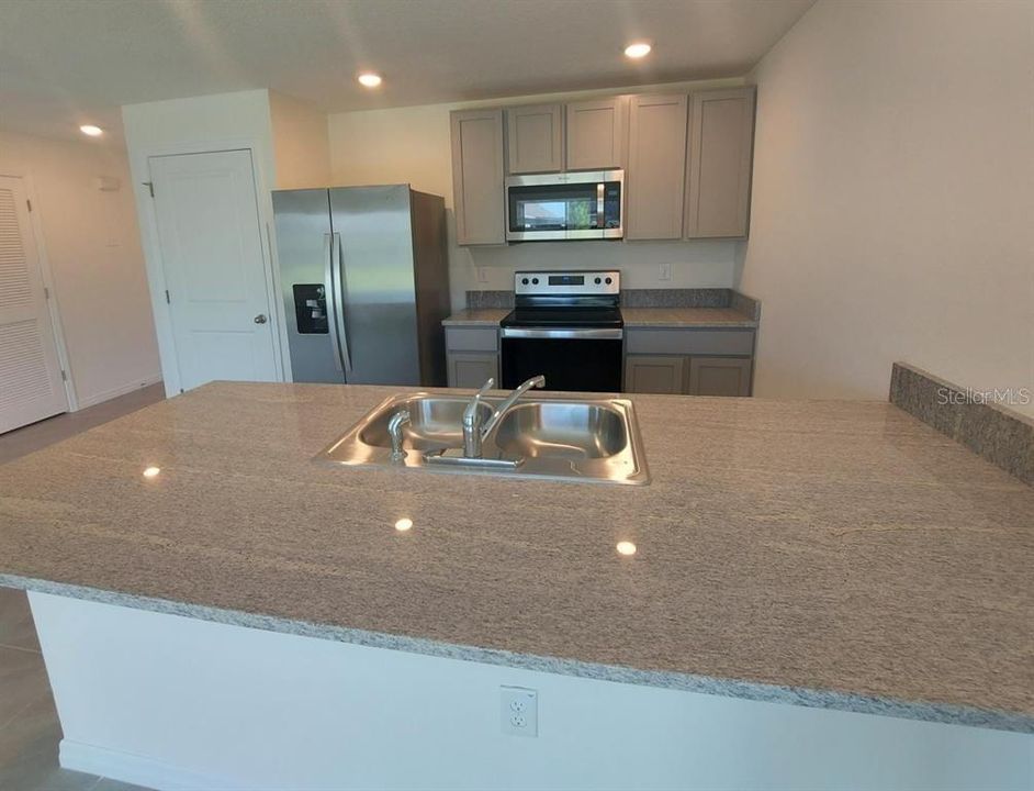 На продажу: $359,000 (4 спален, 2 ванн, 1504 Квадратных фут)