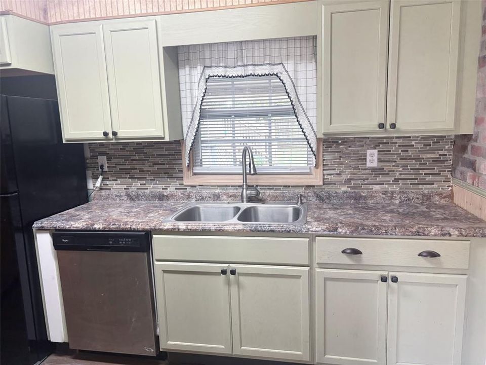 For Sale: $249,400 (3 beds, 2 baths, 1102 Square Feet)