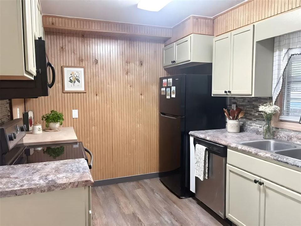 For Sale: $249,400 (3 beds, 2 baths, 1102 Square Feet)