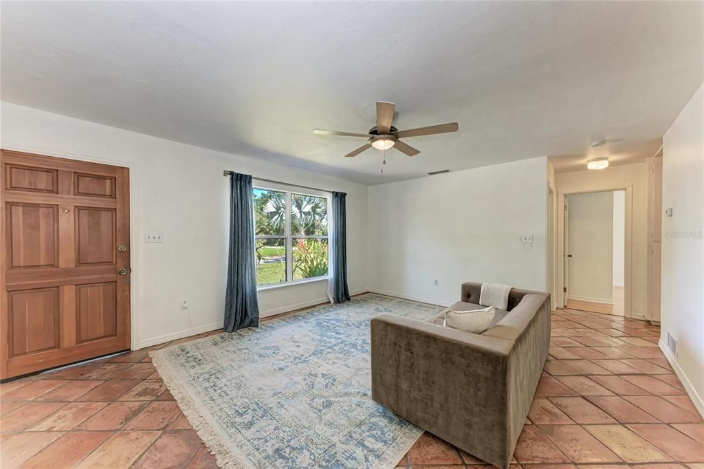 Active With Contract: $339,999 (3 beds, 1 baths, 1383 Square Feet)