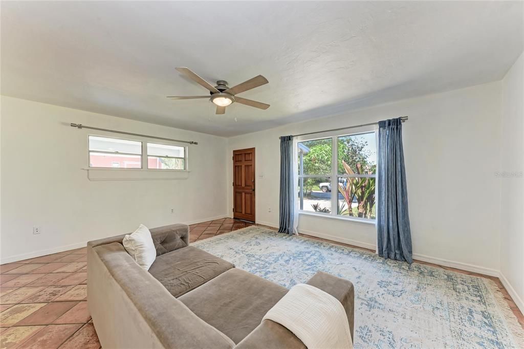 Active With Contract: $339,999 (3 beds, 1 baths, 1383 Square Feet)