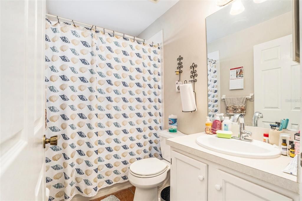 合同活跃: $330,000 (4 贝兹, 2 浴室, 1524 平方英尺)