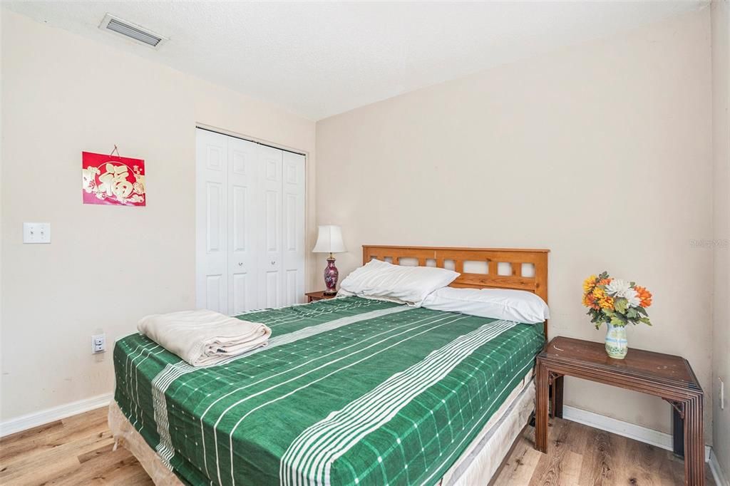 合同活跃: $330,000 (4 贝兹, 2 浴室, 1524 平方英尺)