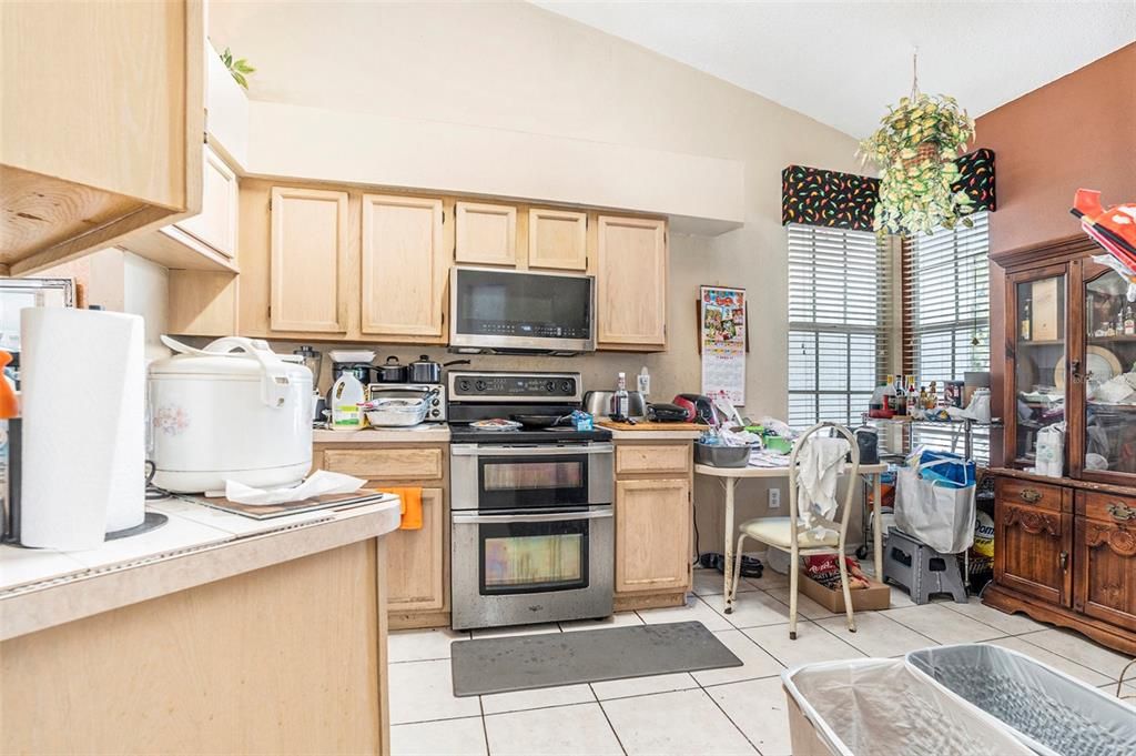 合同活跃: $330,000 (4 贝兹, 2 浴室, 1524 平方英尺)