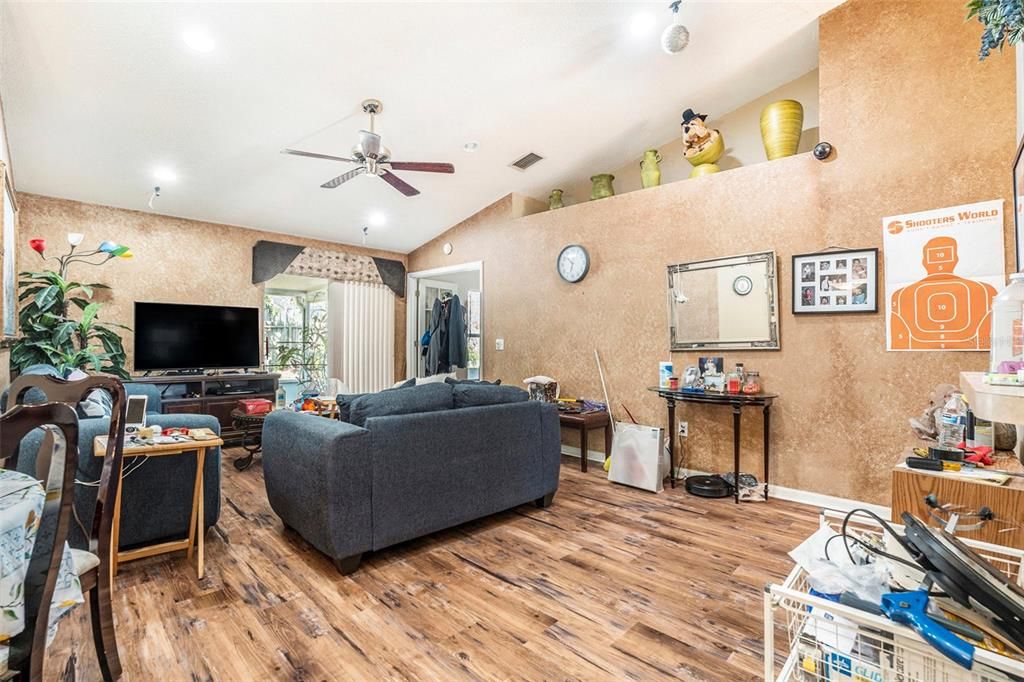 合同活跃: $330,000 (4 贝兹, 2 浴室, 1524 平方英尺)