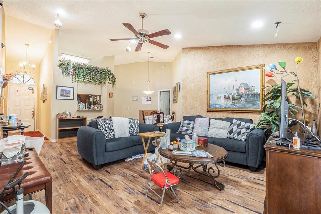 合同活跃: $330,000 (4 贝兹, 2 浴室, 1524 平方英尺)