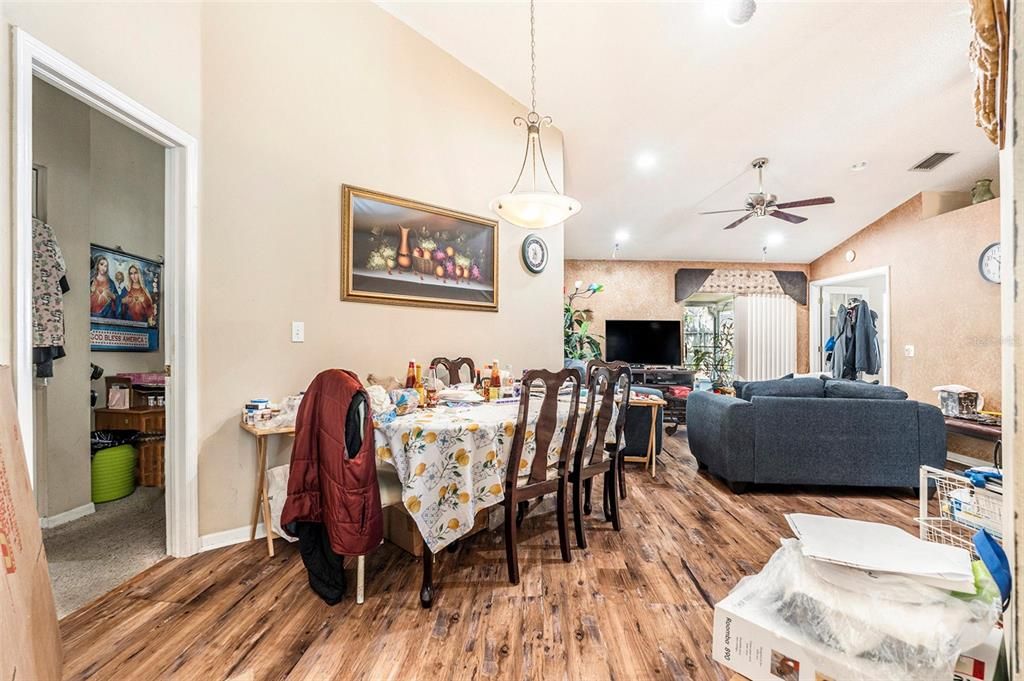 合同活跃: $330,000 (4 贝兹, 2 浴室, 1524 平方英尺)