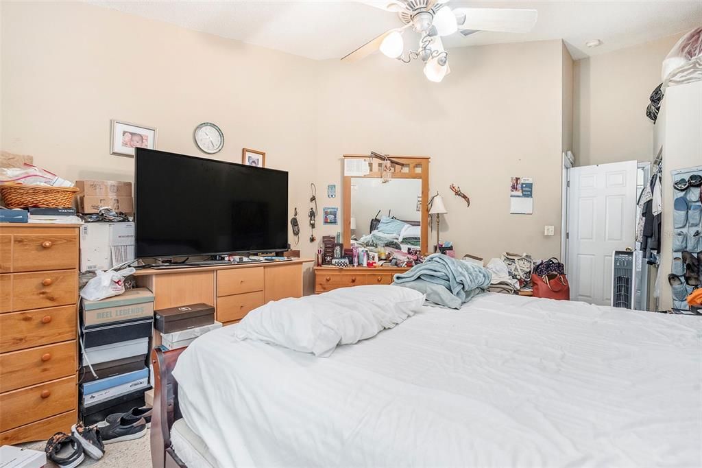 合同活跃: $330,000 (4 贝兹, 2 浴室, 1524 平方英尺)