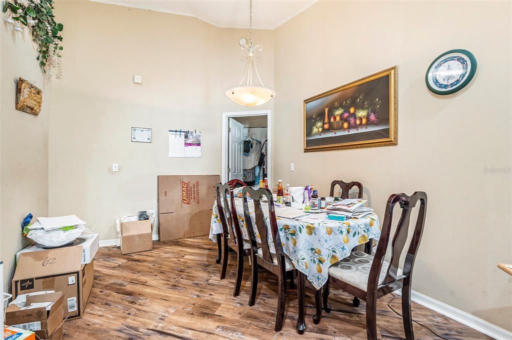 合同活跃: $330,000 (4 贝兹, 2 浴室, 1524 平方英尺)