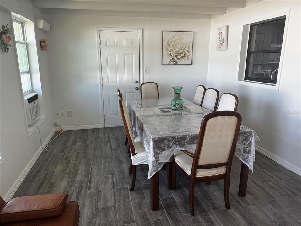 For Rent: $2,275 (3 beds, 2 baths, 1428 Square Feet)