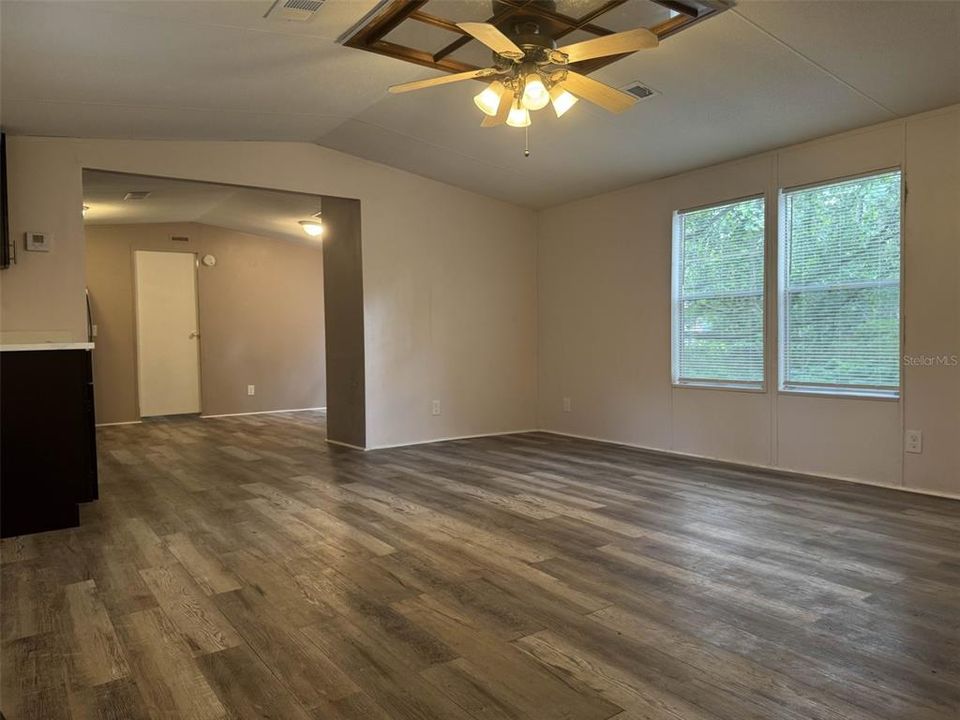 待售: $230,000 (2 贝兹, 2 浴室, 1056 平方英尺)