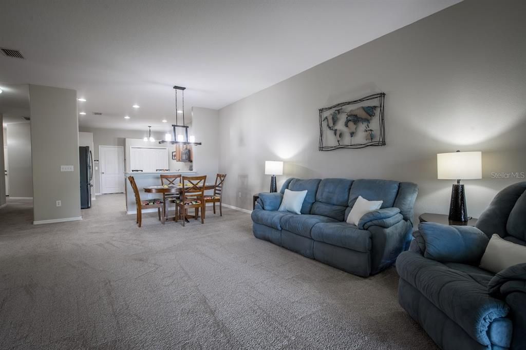 Activo con contrato: $342,777 (3 camas, 2 baños, 1607 Pies cuadrados)