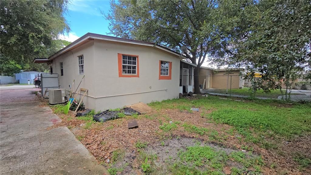 Под контрактом: $285,000 (3 спален, 1 ванн, 660 Квадратных фут)