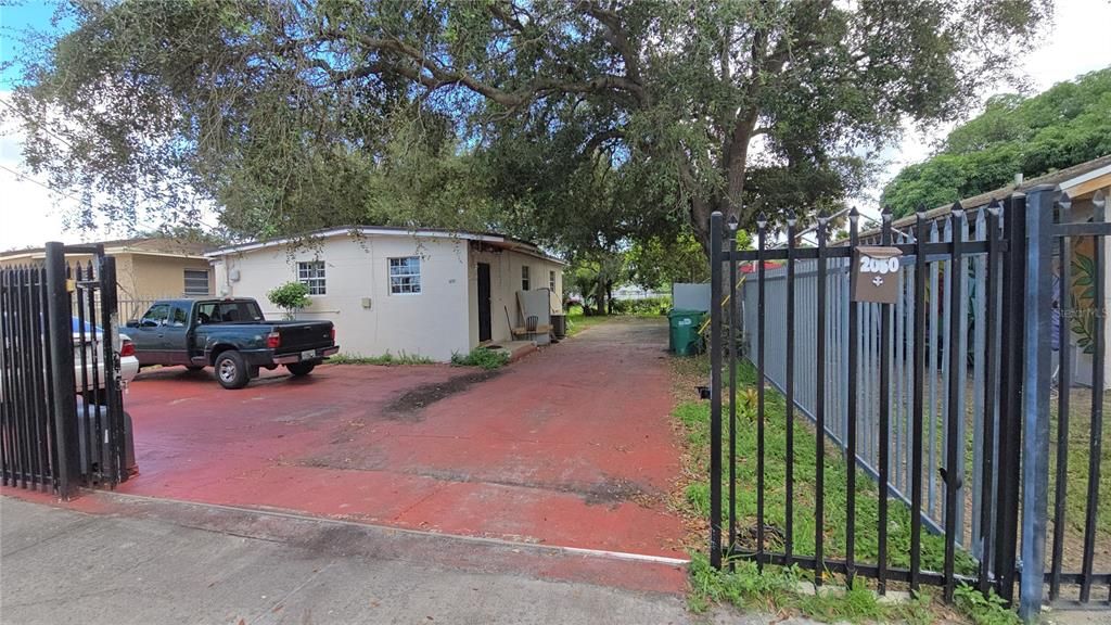 Под контрактом: $285,000 (3 спален, 1 ванн, 660 Квадратных фут)