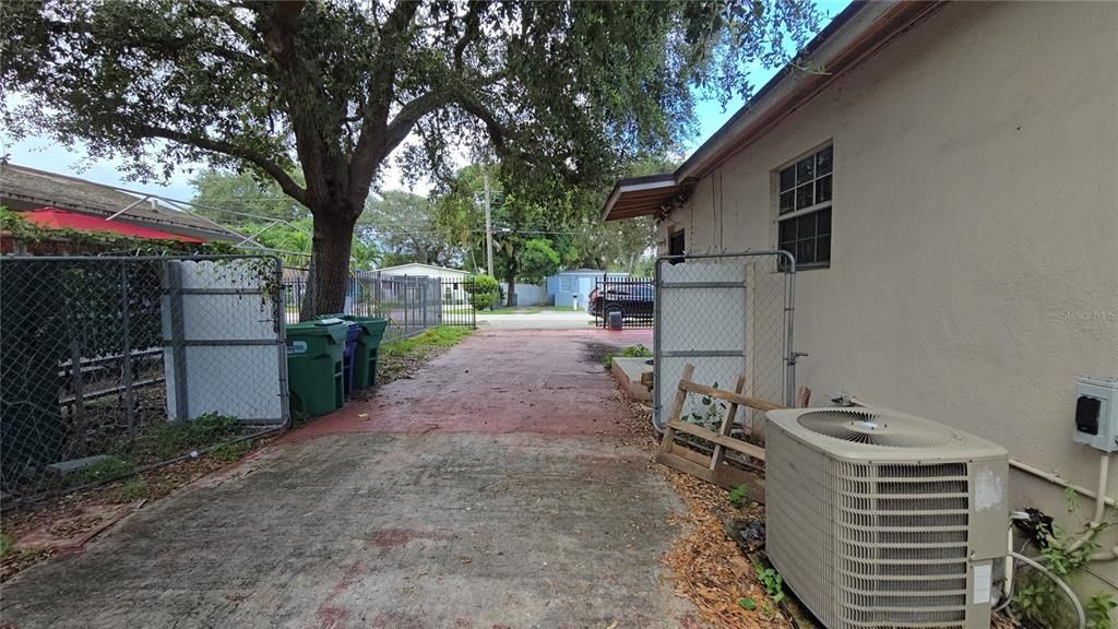 Под контрактом: $285,000 (3 спален, 1 ванн, 660 Квадратных фут)