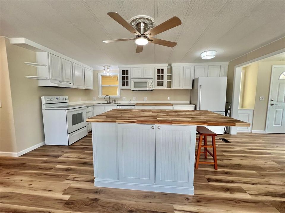 Active With Contract: $159,900 (2 beds, 2 baths, 1104 Square Feet)