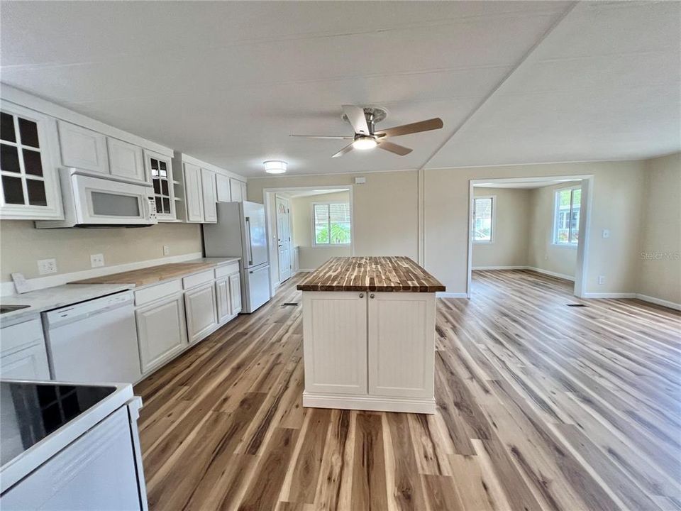 Active With Contract: $159,900 (2 beds, 2 baths, 1104 Square Feet)