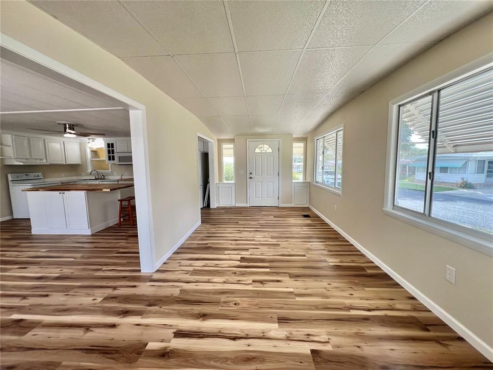 Active With Contract: $159,900 (2 beds, 2 baths, 1104 Square Feet)