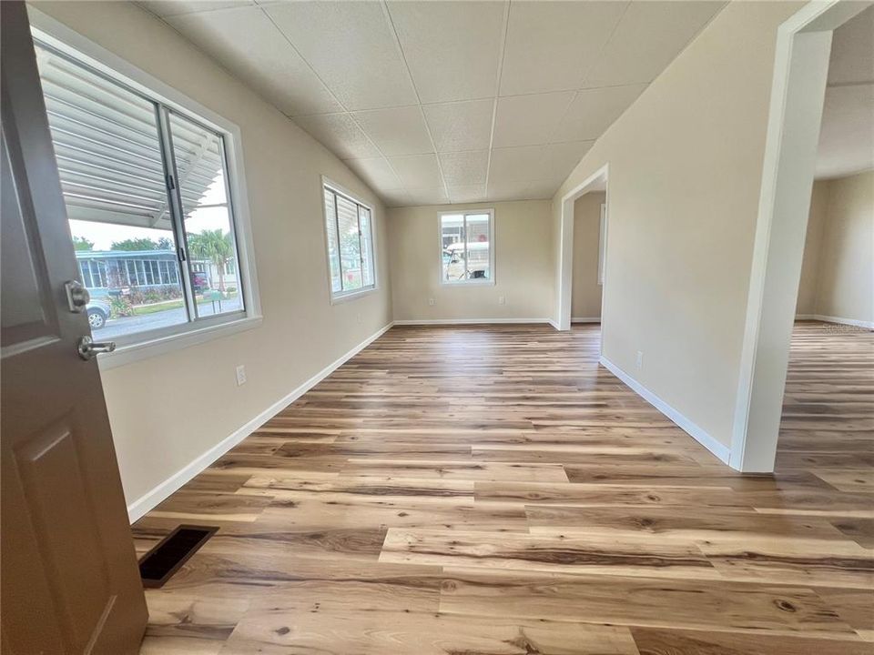 Active With Contract: $159,900 (2 beds, 2 baths, 1104 Square Feet)