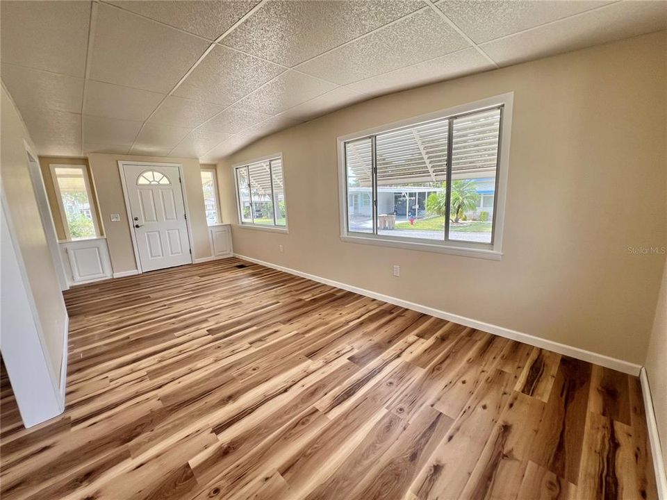 Active With Contract: $159,900 (2 beds, 2 baths, 1104 Square Feet)