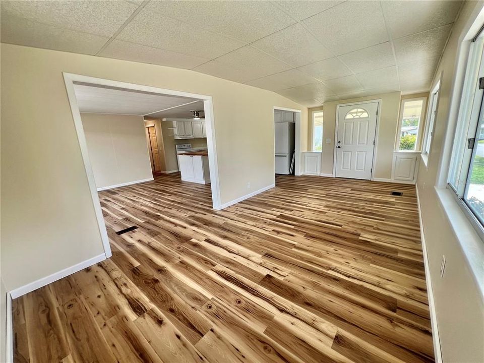 Active With Contract: $159,900 (2 beds, 2 baths, 1104 Square Feet)