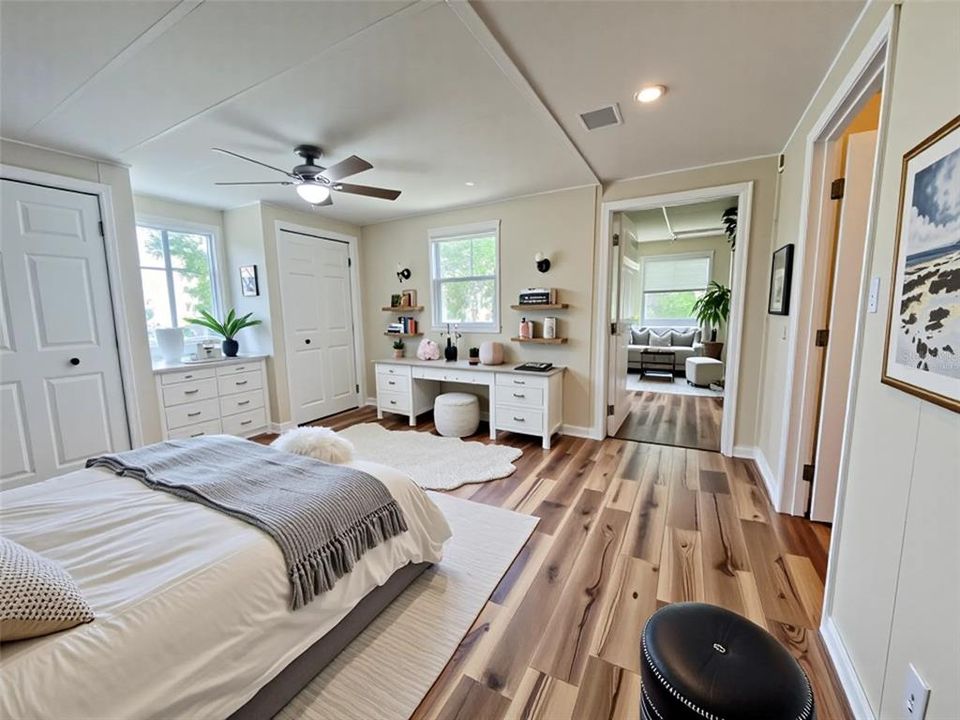 Active With Contract: $159,900 (2 beds, 2 baths, 1104 Square Feet)