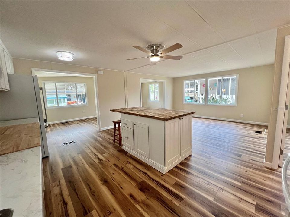 Active With Contract: $159,900 (2 beds, 2 baths, 1104 Square Feet)