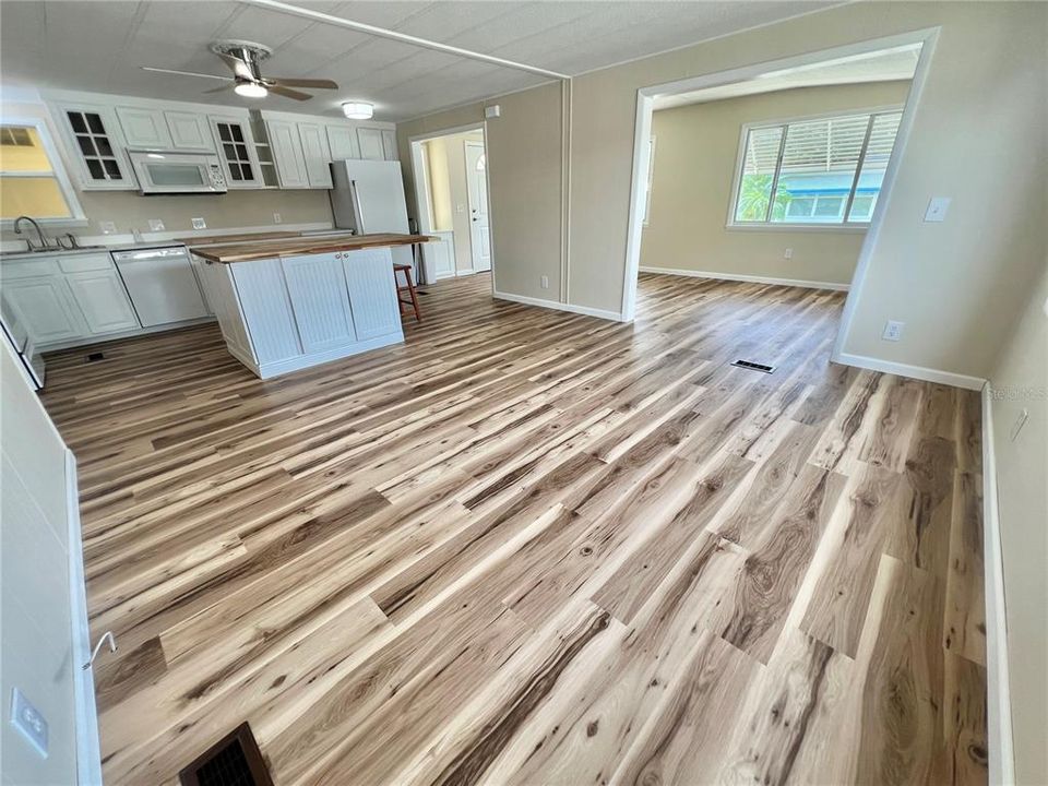 Active With Contract: $159,900 (2 beds, 2 baths, 1104 Square Feet)