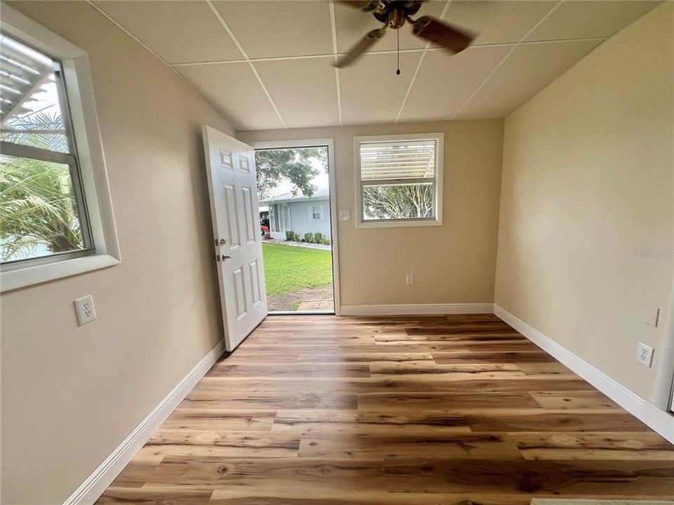 Active With Contract: $159,900 (2 beds, 2 baths, 1104 Square Feet)