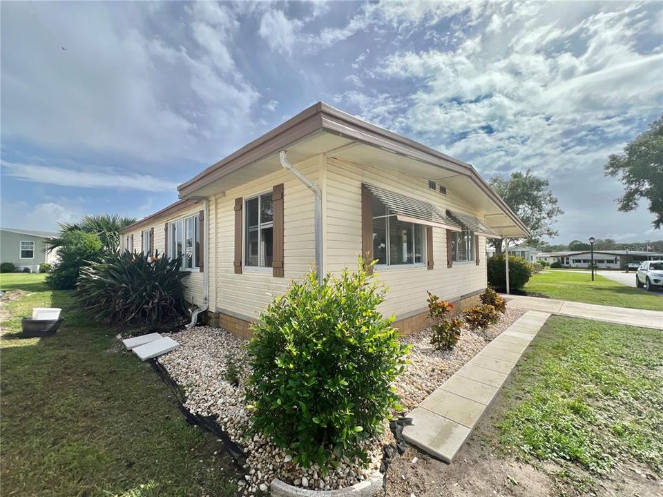 Active With Contract: $159,900 (2 beds, 2 baths, 1104 Square Feet)