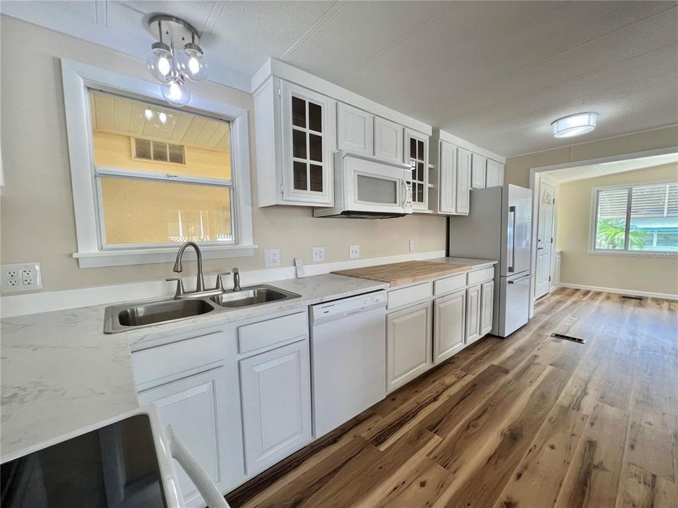 Active With Contract: $159,900 (2 beds, 2 baths, 1104 Square Feet)