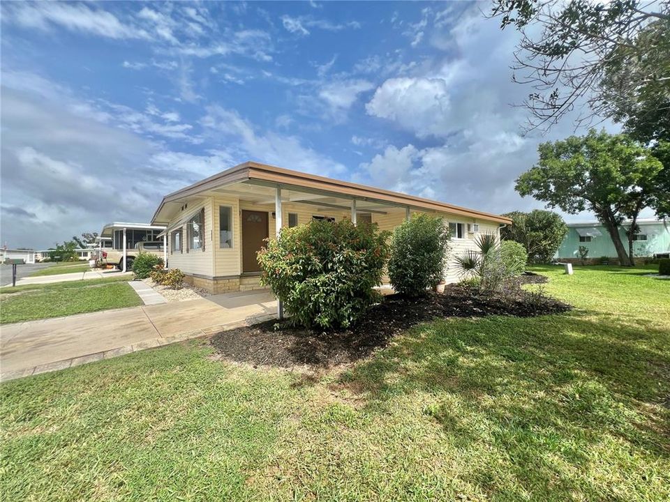 Active With Contract: $159,900 (2 beds, 2 baths, 1104 Square Feet)