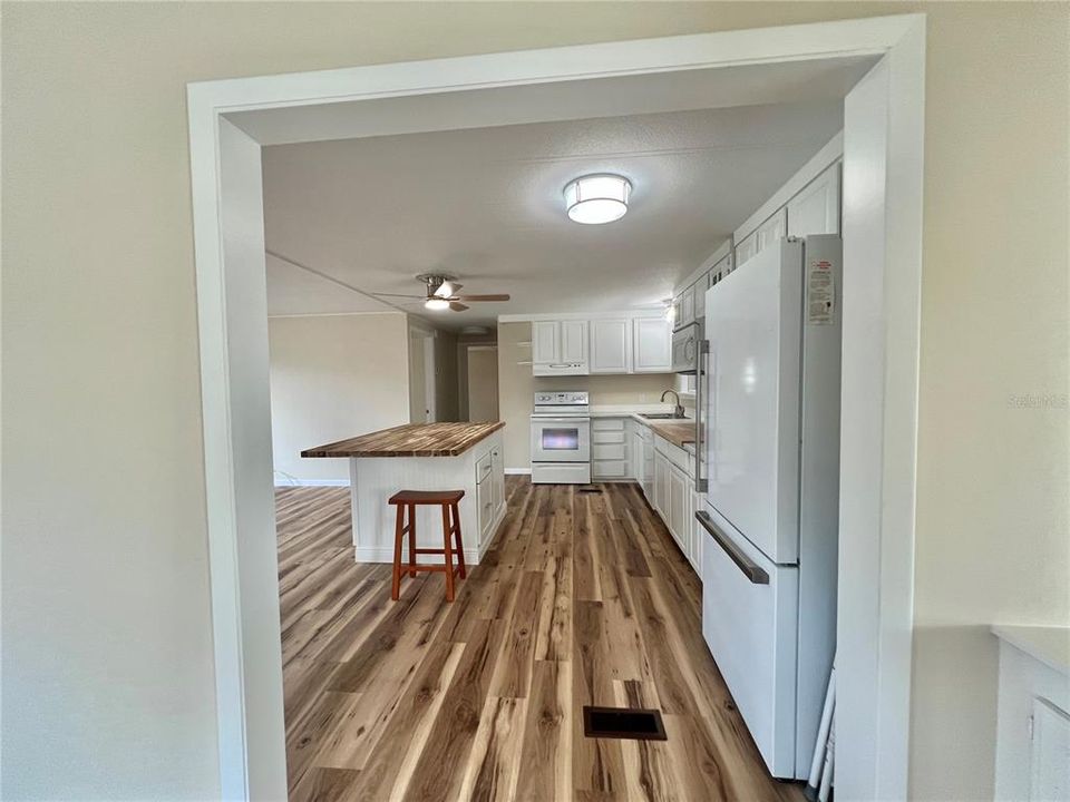 Active With Contract: $159,900 (2 beds, 2 baths, 1104 Square Feet)