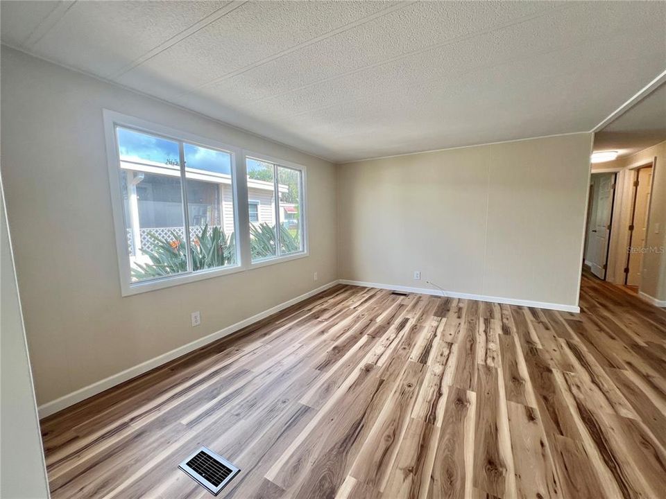 Active With Contract: $159,900 (2 beds, 2 baths, 1104 Square Feet)