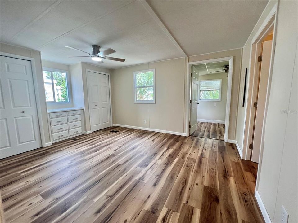 Active With Contract: $159,900 (2 beds, 2 baths, 1104 Square Feet)