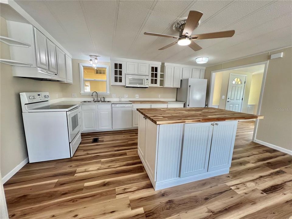 Active With Contract: $159,900 (2 beds, 2 baths, 1104 Square Feet)