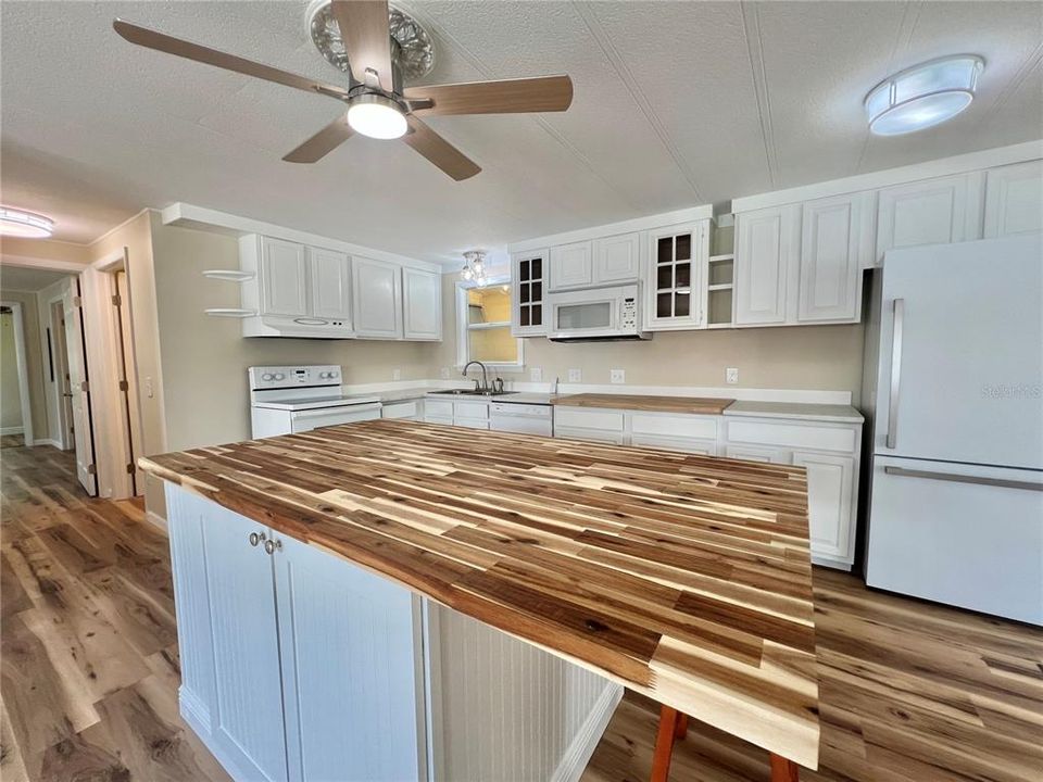 Active With Contract: $159,900 (2 beds, 2 baths, 1104 Square Feet)