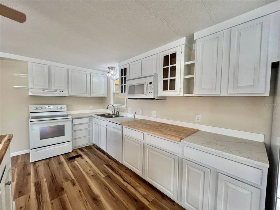 Active With Contract: $159,900 (2 beds, 2 baths, 1104 Square Feet)