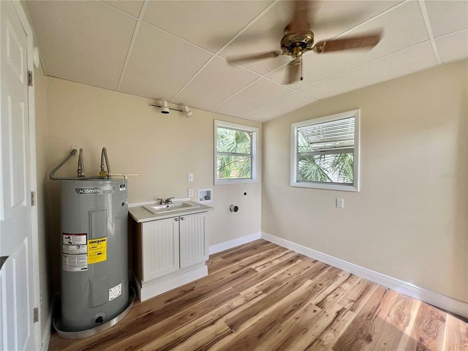 Active With Contract: $159,900 (2 beds, 2 baths, 1104 Square Feet)