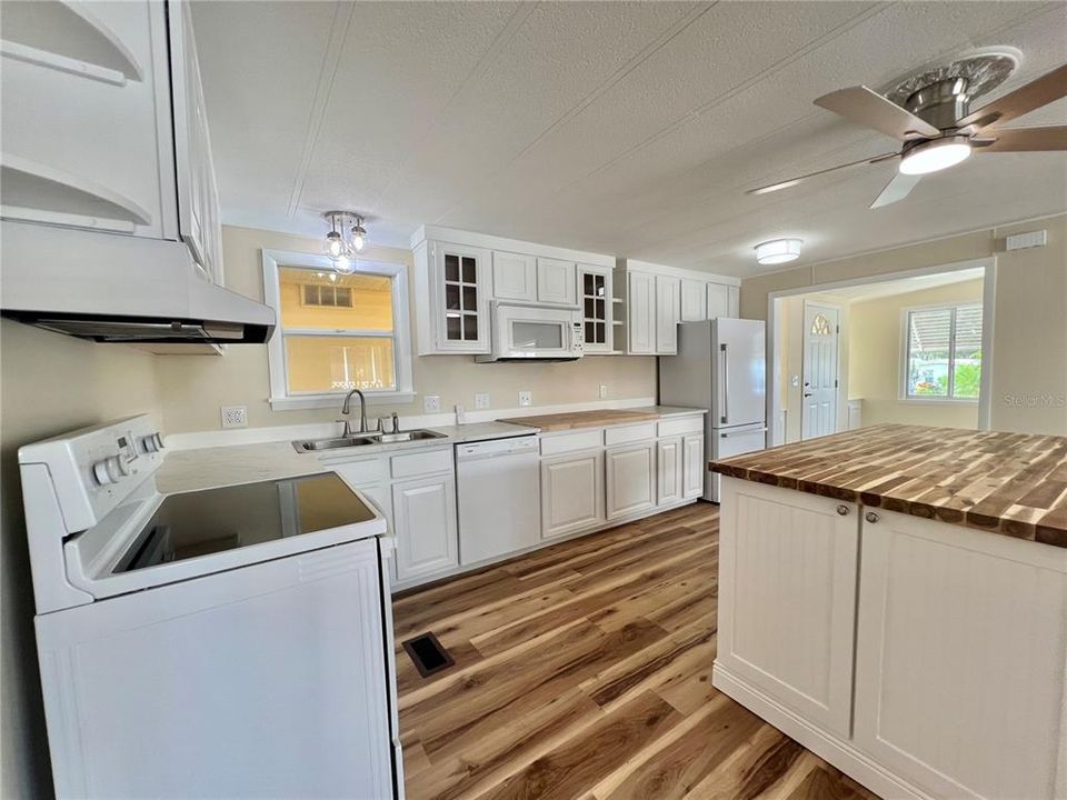 Active With Contract: $159,900 (2 beds, 2 baths, 1104 Square Feet)