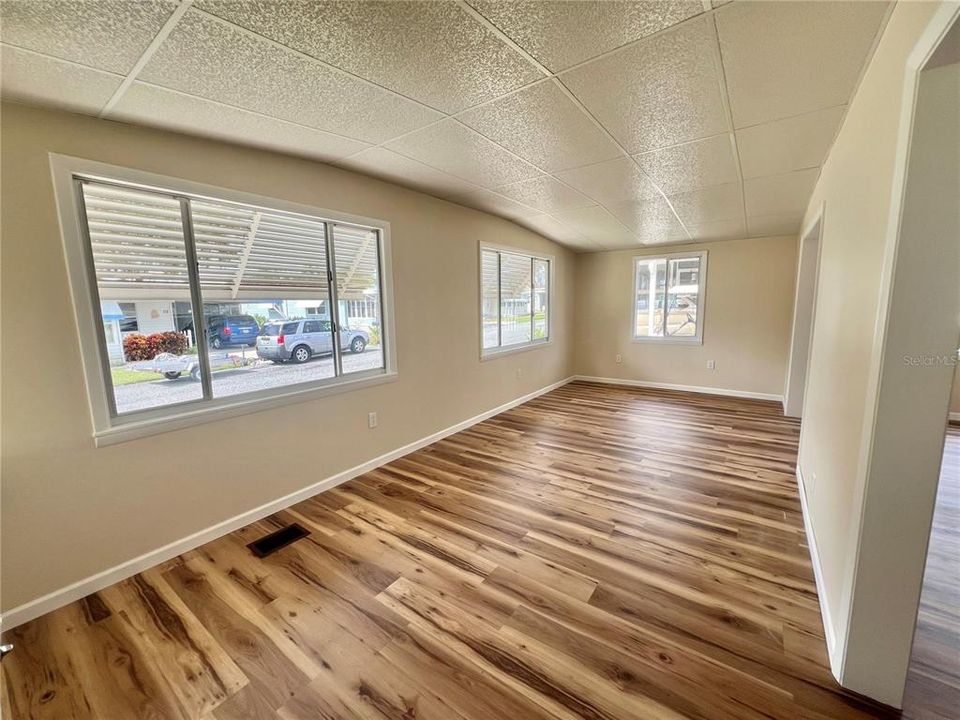 Active With Contract: $159,900 (2 beds, 2 baths, 1104 Square Feet)